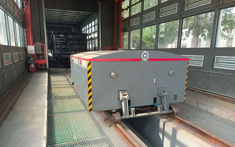 鋼鐵巨龍，縱橫無界：公鐵兩用軌道牽引車的非凡使命